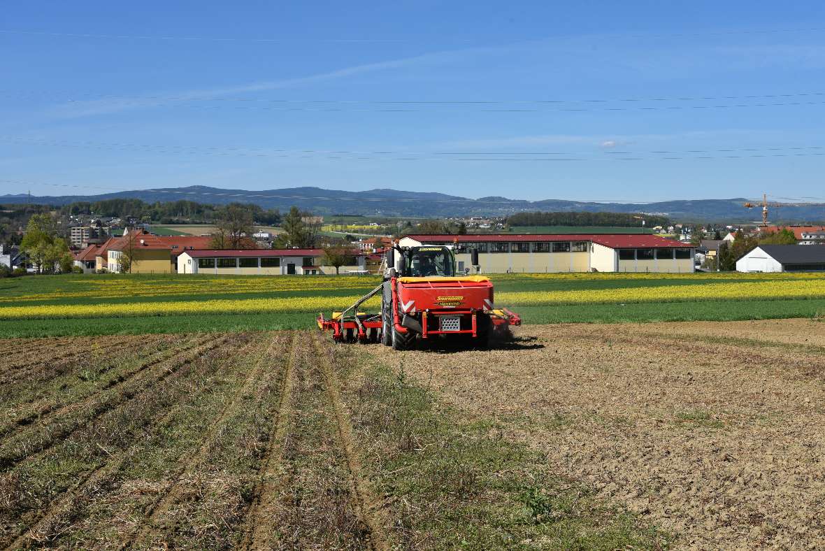 Digital Farming (Landmaschine auf einem Acker)