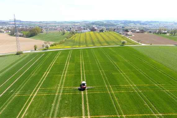 Tractor on the test field (Fertilization and plant protection)