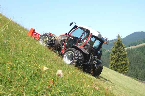 Mähen einer Bergwiese