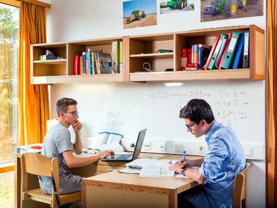 Schüler im Internatszimmer