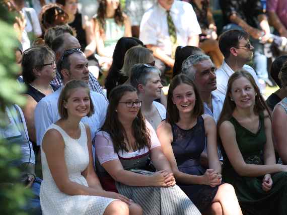 Schülerinnen während der festlichen Maturafeier