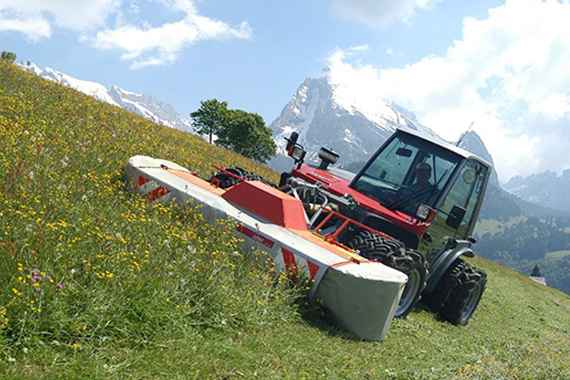 Foto von einem Mähtraktor im Hang