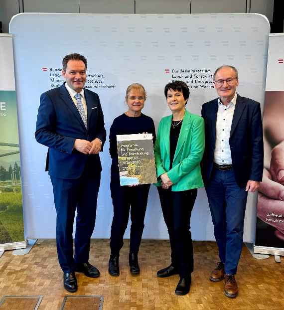 Foto von l.n.r.: Bundesminister Norbert Totschnig, Monika Riedle-Bauer (HBLA Klosterneuburg), Eva Schulev-Steindl, Heinrich Prankl