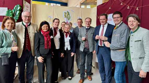 Gruppenfoto V.l.n.r.: Landesrätin Michaela Langer Weninger, LH-Stv. Stephan Pernkopf, Projektleiterin Thusnelda Reinisch vom Francisco Josephinum, Schülerinnen von der 3LM, Geschäftsführer der Messe Andreas Koch, Dir.-Stv. Heinrich Prankl, Bundesminister Norbert Totschnig, LK-Vizepräsident Lorenz Mayr, Bezirkshauptmann Johann Seper.