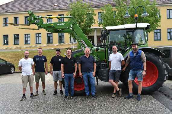 Gruppenfoto (vlnr: Johann Riegler, Christian Lahmer, Michael Haider,  Christoph Bär (Product Marketing Manager MHP Tractors),  Johann Mayrhofer, Stefan Koll, Christoph Karlinger
