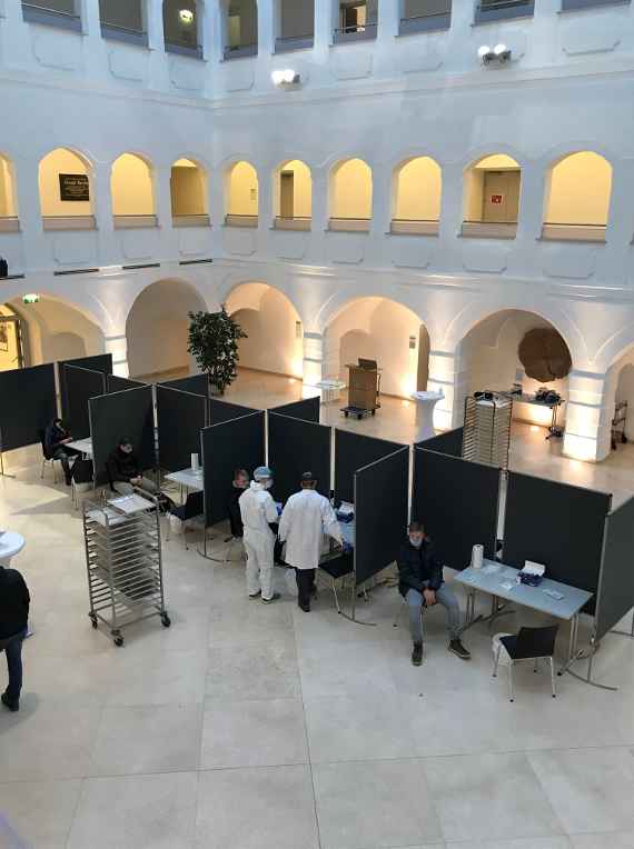 Antigen-Schnelltestung in der Aula des FJ