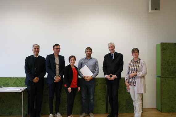 Mag. Oliver Regelsberg (3. von rechts) bei der Überreichung der Urkunde