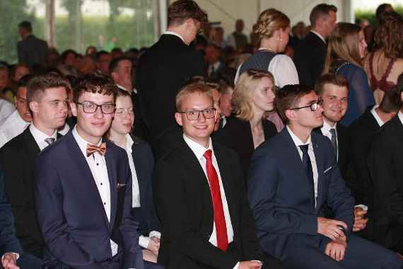 Erwartungsvolle Gesichter bei der Maturafeier