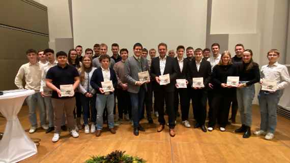 Ing. Lorenz Mayr und Direktor DI Martin Kerschbaumer bei der Überreichung der Broschüren