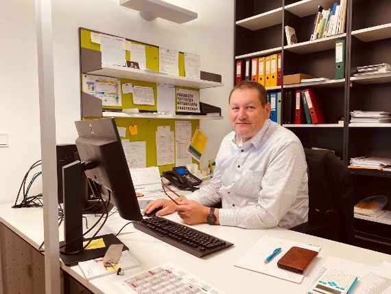 AV DI Manfred Nolz an seinem Arbeitsplatz