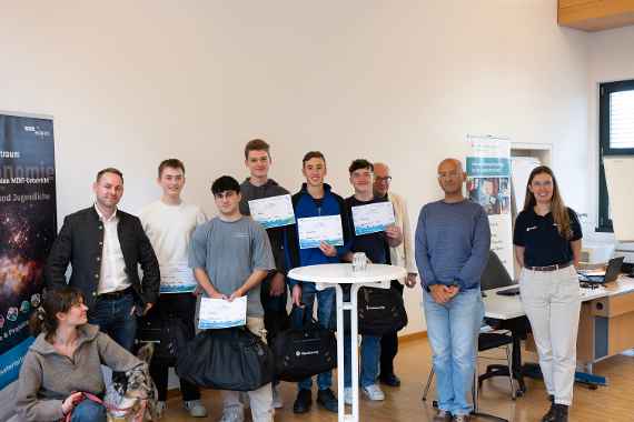 Das Siegerteam des Agrar-Hackathons – Sabrina Bühn (ESERO), Mathias Brunner (Maschinenring), Thomas Gobly-Heigl (5IT), Jonas Ullmann (5IT), Richard Auer (4IT), David Kashofer (4IT), Alexander Hobegger (4IT), AV Christian Zahler (Francisco Josephinum), Dr. Francesco Vuolo (BOKU) und Barbara Wolfesberger (ESERO).
