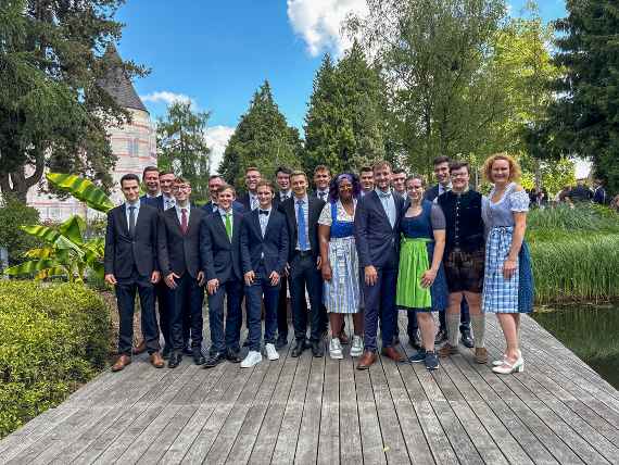 Die erfolgreichen Absolventen unseres Bachelorlehrganges:<br/>v.l.: Matthias Hegyi, Clemens Steindl, Michael Motsch, Manuel Migschitz, Emanuel Groiß, Raphael Patschka, Fabian Milodanovic, Elian-Joel Angleitner, Christoph Weber, Valentin Ecker, Julian Gründl, Saskia Aschauer-Holzner, Christoph Wagner, Mario Fitz, Jan Gradwohl, Anna Meusburger, Christoph Hofer, Leonie Lind, Jennifer Edlinger, Balázs Gazsik