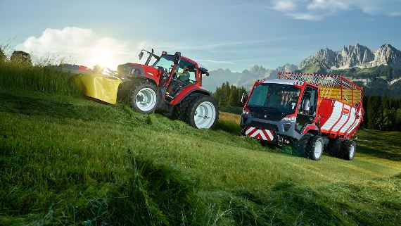 2 Landmaschinen auf einer Wiese