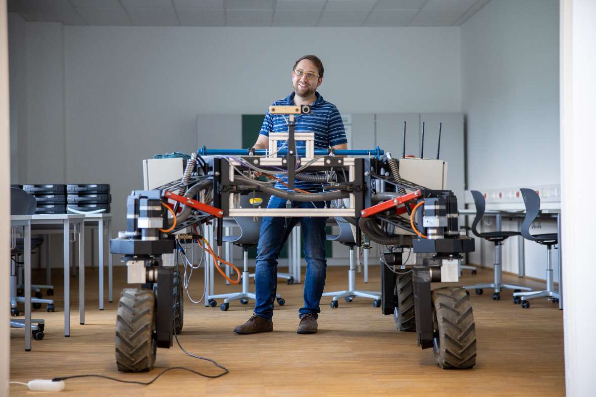 Man in front of a test device (Digitalisierung)