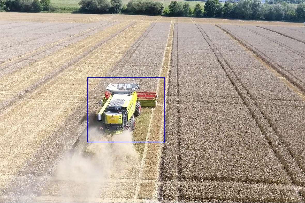 Tractor in a field (Sensor technology)