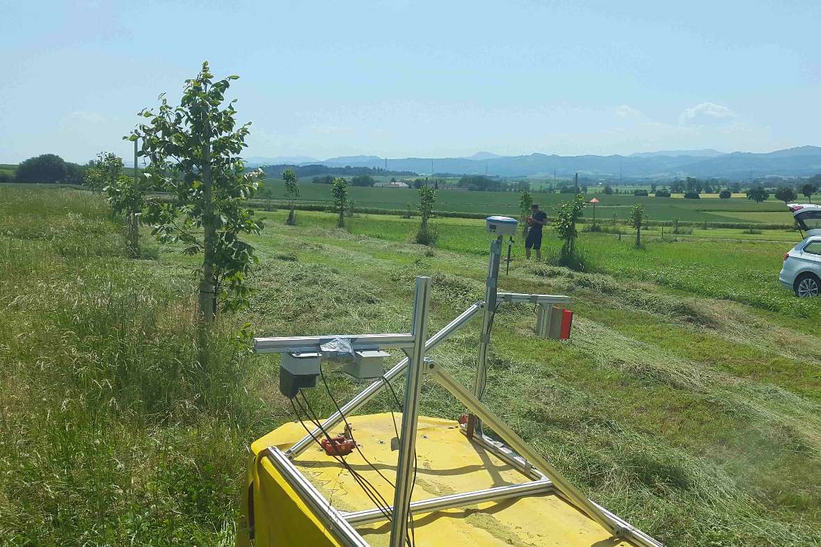 Measuring device in the meadow (Process engineering grassland)