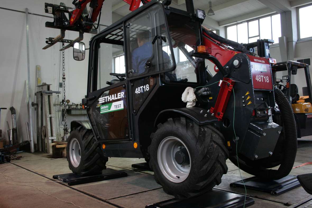 Tractor on the lifting force test bench