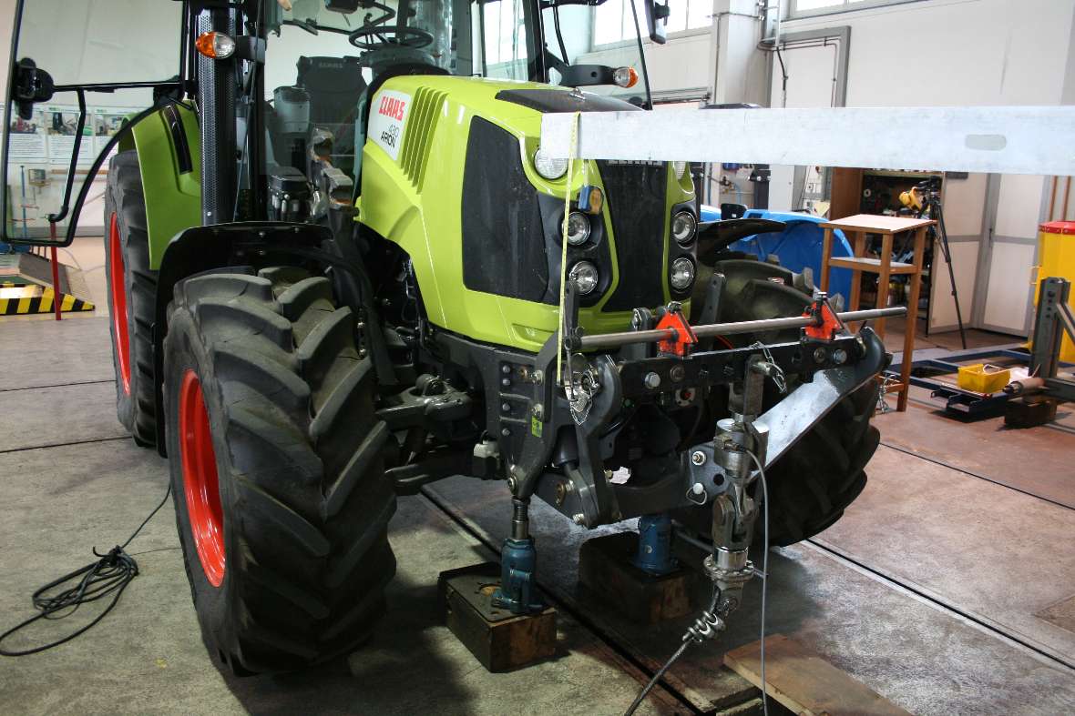 Tractor on the lifting force test bench