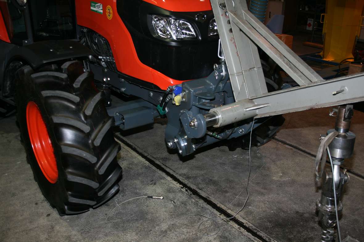Tractor on the lifting force test bench