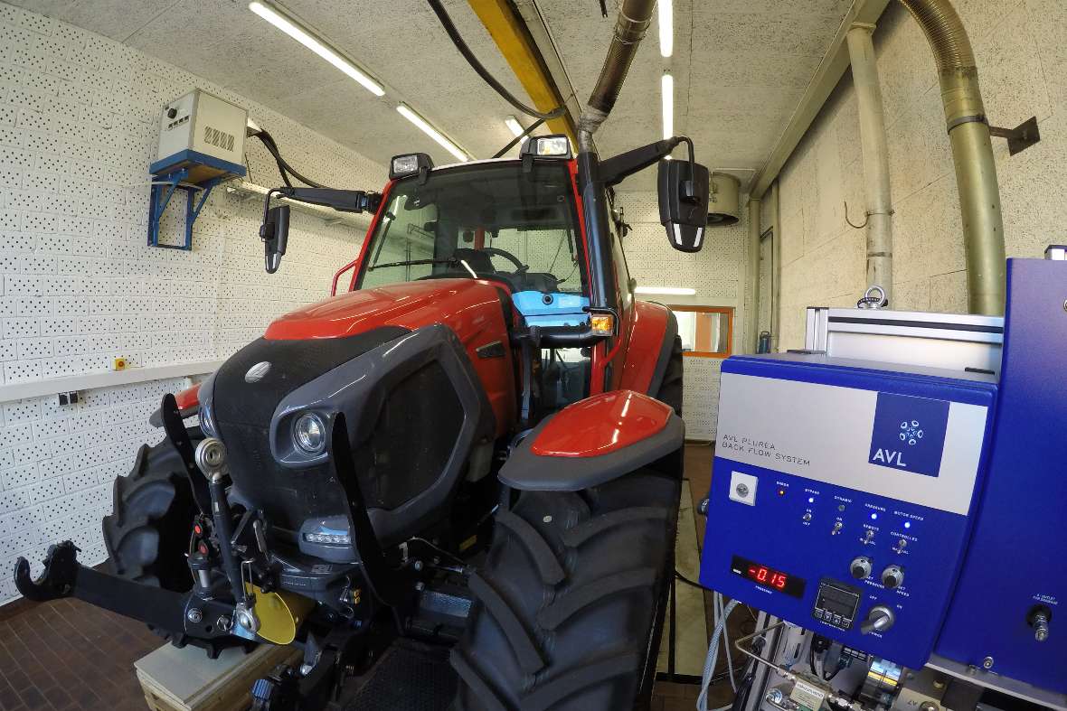 Tractor on the test bench (Engine test bench)