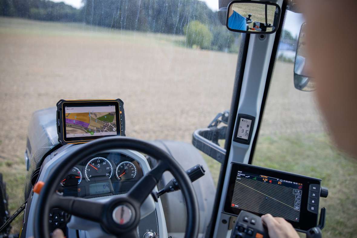 Ein Mann sitzt im Traktor