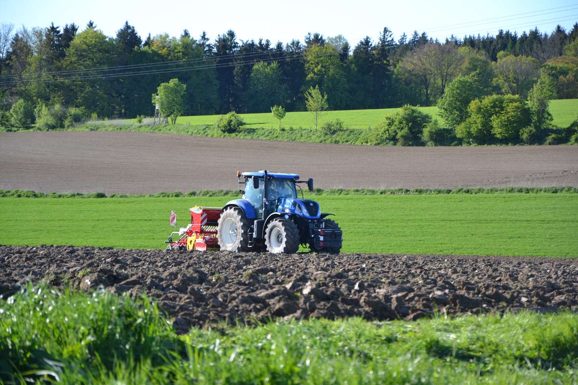 Bodenbearbeitung-Sähtechnik (Traktor auf einem Versuchsfeld)