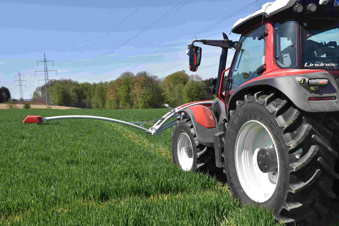 Digital Farming (Traktor mit Messgerät auf einer Wiese)