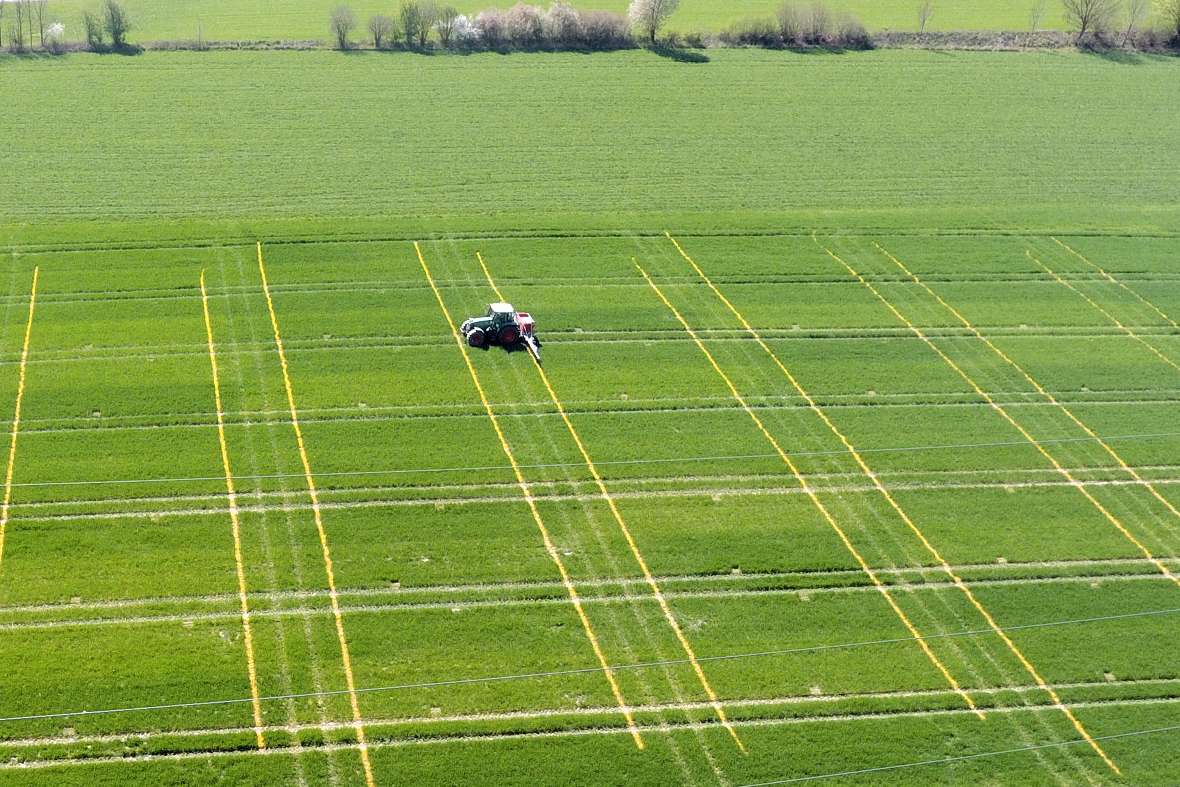 Düngung und Pflanzenschutz (Traktor auf dem Versuchsfeld)