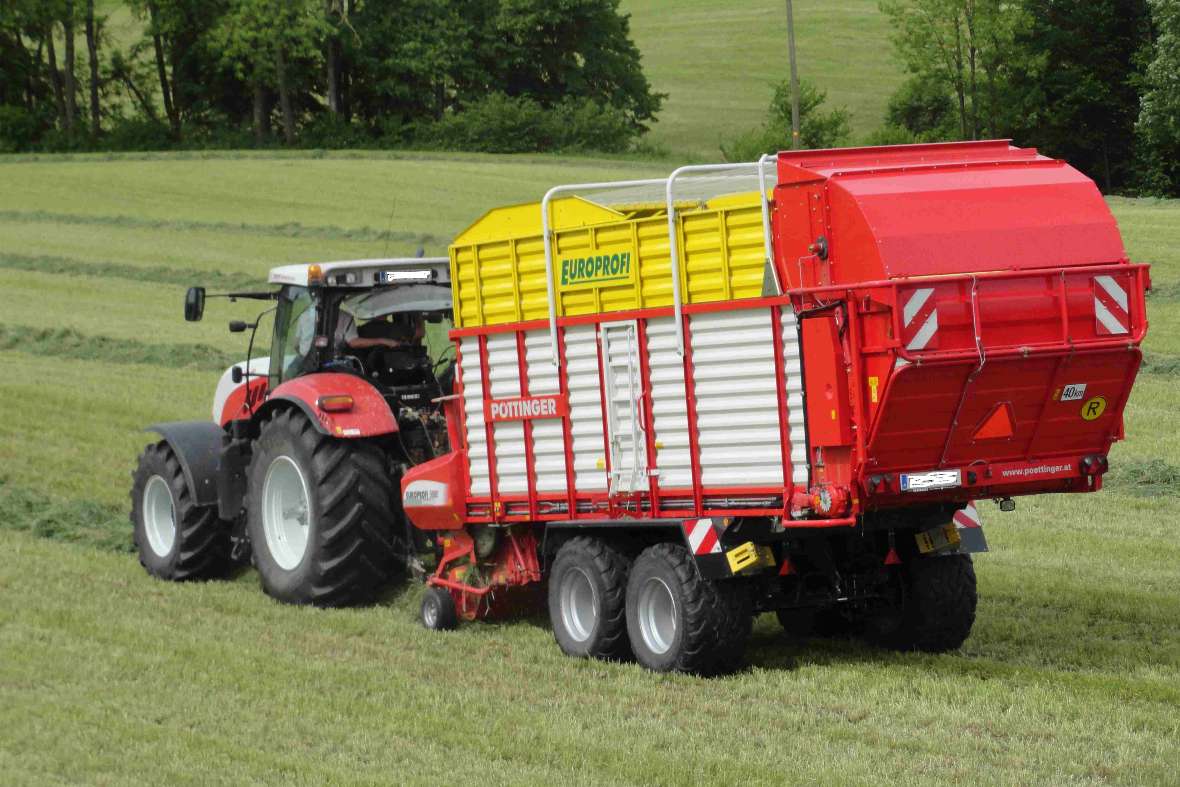 Traktor mit Anhänger auf der Wiese