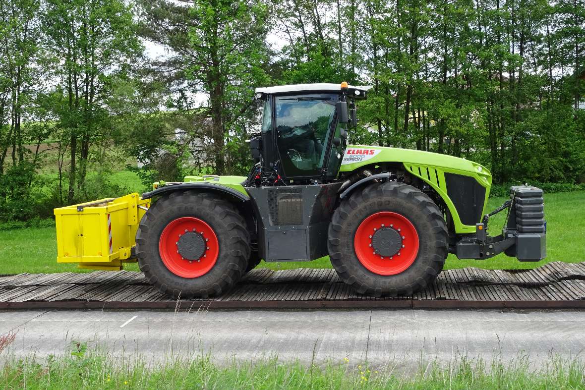 Traktor auf der Holperbahn
