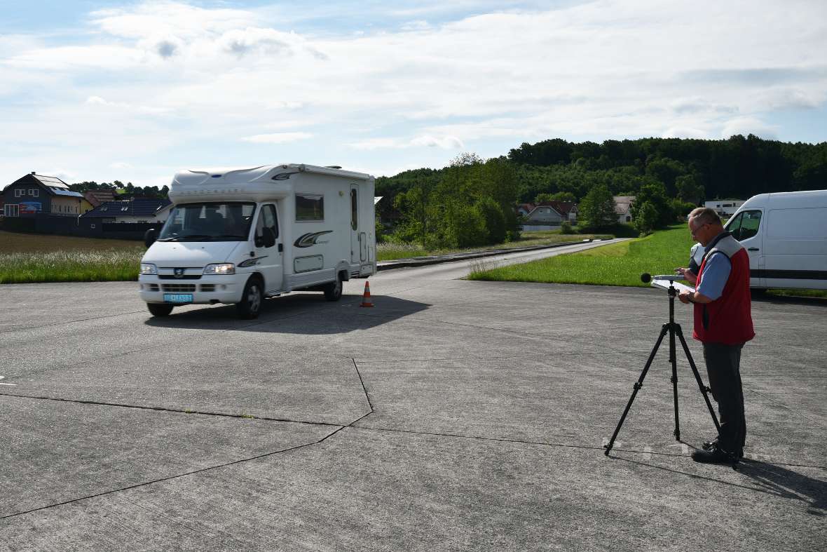 Wohnmobil auf der Teststrecke