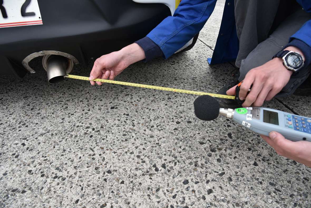 Lautstärkemessung am Auspuff eines Fahrzeuges