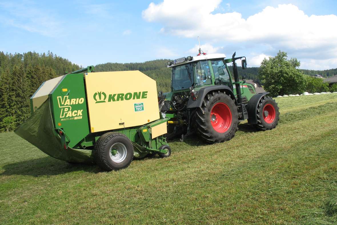 Traktor mit Anhänger auf einer Wiese