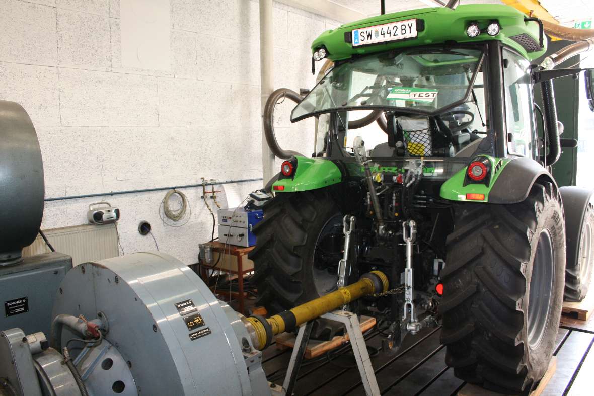 Motorprüfstand (Traktor am Messgerät)