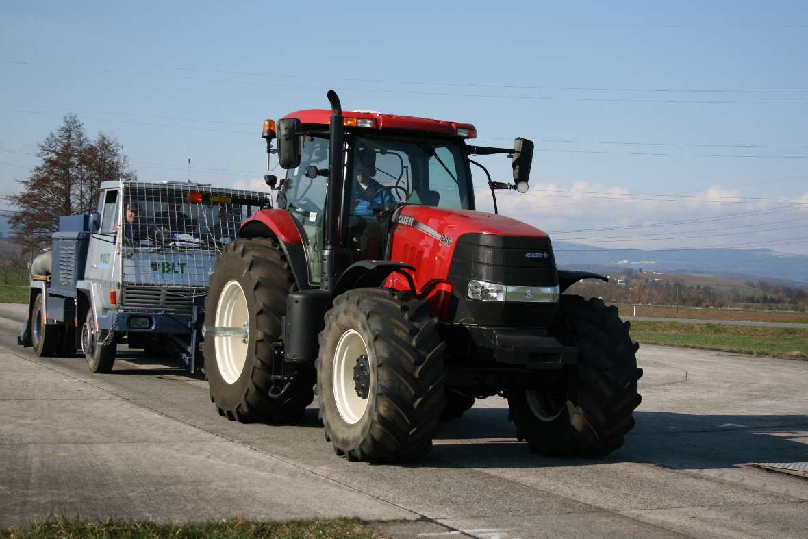 Zugleistung mit Bremswagen (Traktor mit Bremswagen auf der Prüfstecke)