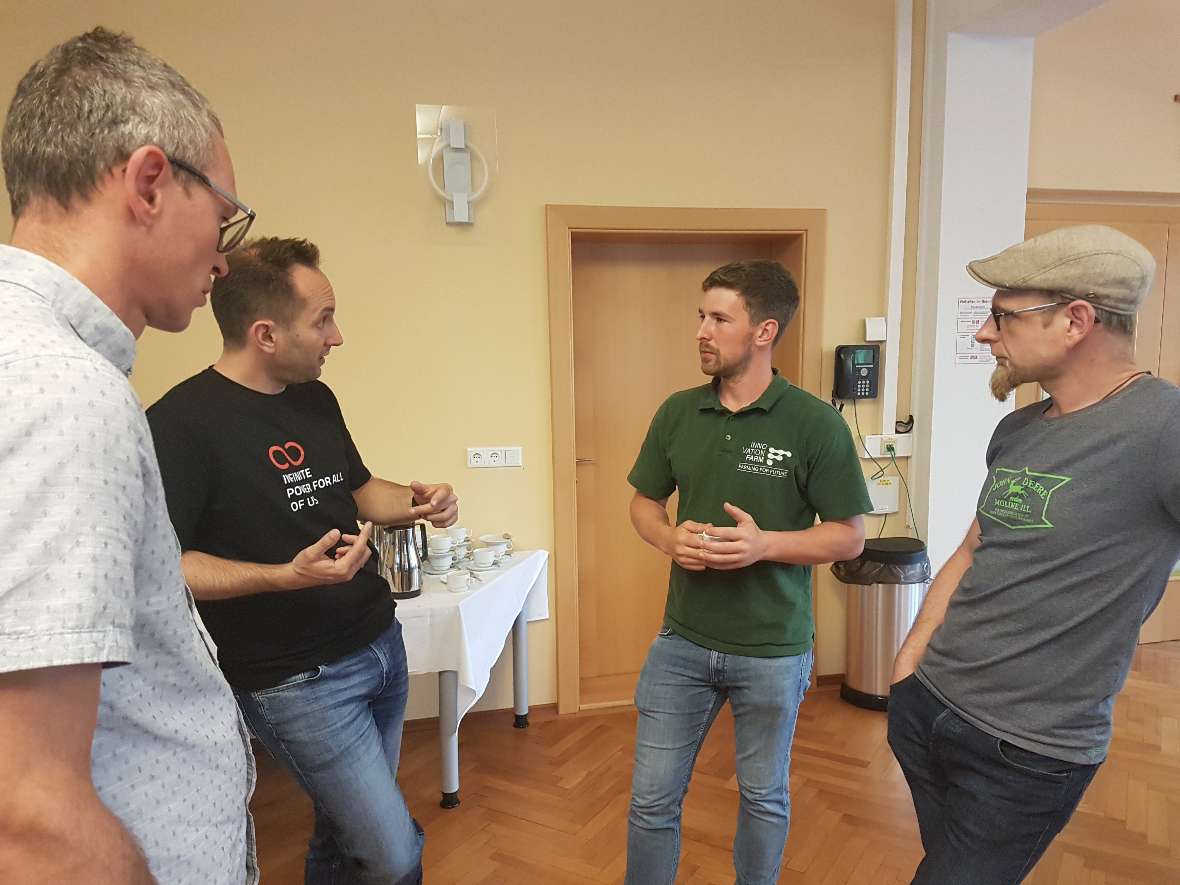 4 Personen im Gespräch