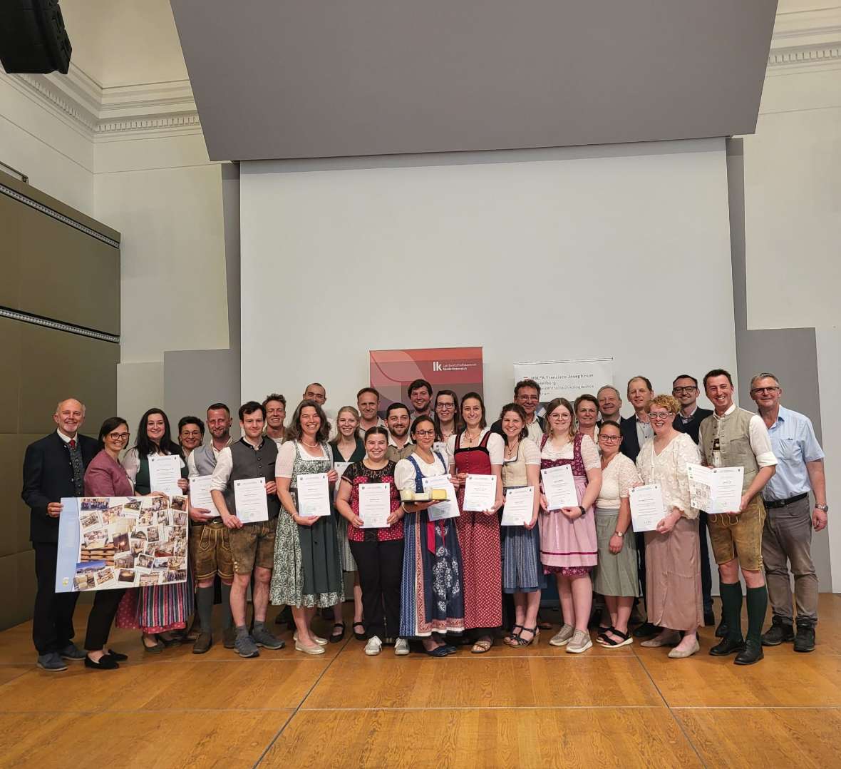 Gruppenfoto AbsolventInnen Facharbeiter Molkerei- und Käsereiwirtschaft