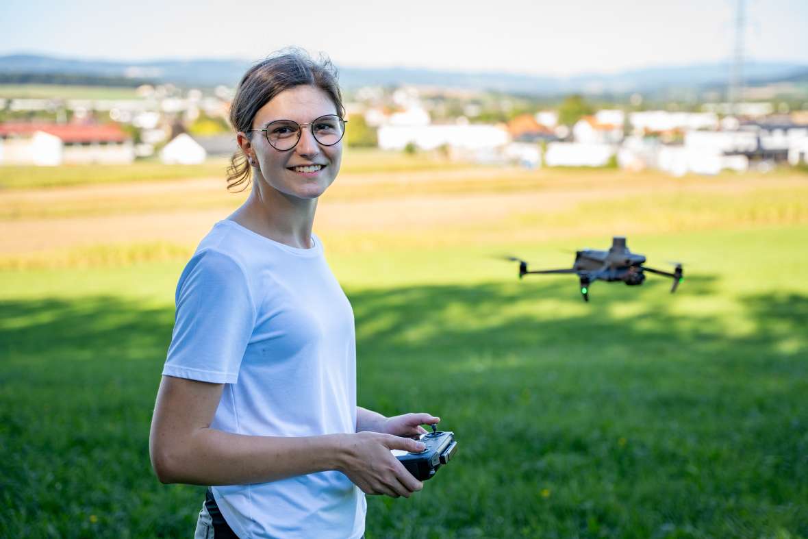 Studentin mit Drohne