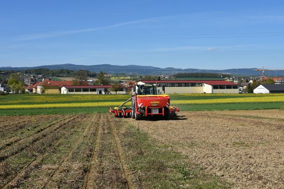 Bodenbearbeitung-Sähtechnik (Traktor auf einem Versuchsfeld)